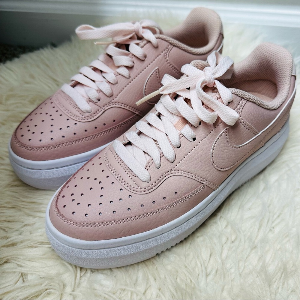 Nike Shoes Size 6.BRAND NEW. Pink and White.